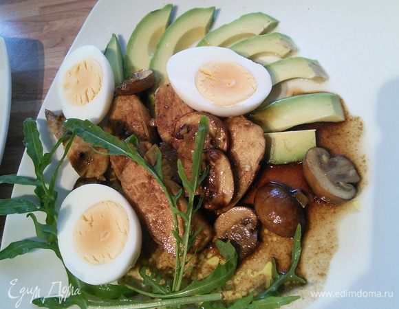 Авокадо нарезать на пластинки, яйца - на половинки, всё выложить на тарелку.