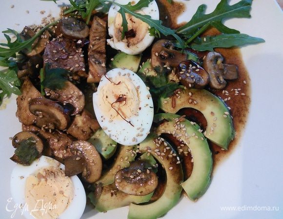 С мясом и грибами, несколькими веточками любого салата, полить соусом, посыпать кунжутом, зелёным луком и кинзой. 