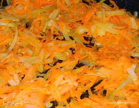 Лук порезать полукольцами, морковь потереть на крупной терке. Обжарить на растительном масле до мягкости.