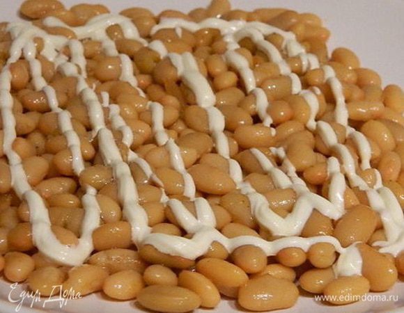 Укладываем салат слоями.
Первый слой - фасоль (предварительно откинуть на дуршлаг, чтобы стекла лишняя жидкость), уложить в виде прямоугольника, смазать слегка майонезом.