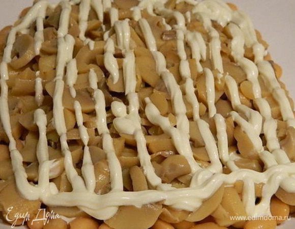 Второй слой - грибы консервированные (также откинуть на дуршлаг), смазать майонезом.
