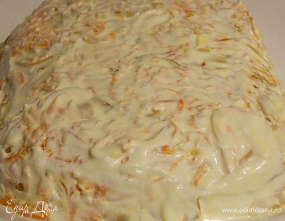 Третий слой - лук с морковью, смазать хорошо майонезом. Сформировать прямоугольник, т.е тело нашего героя.