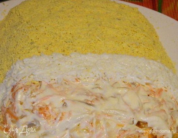 Так как салат у меня оформлен под “Губку Боба”, я разделила белки и желтки. И оформила как показано на фото.