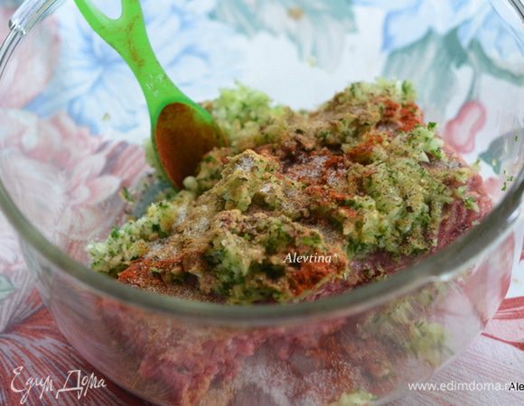 Cмешать все ингредиенты в большом блюде как фарш, лук мелко порубленный, петрушка мелко порубленная, растительное масло, мята, тмин молотый, паприка, соль и черный перец, натертый на терке мускат.