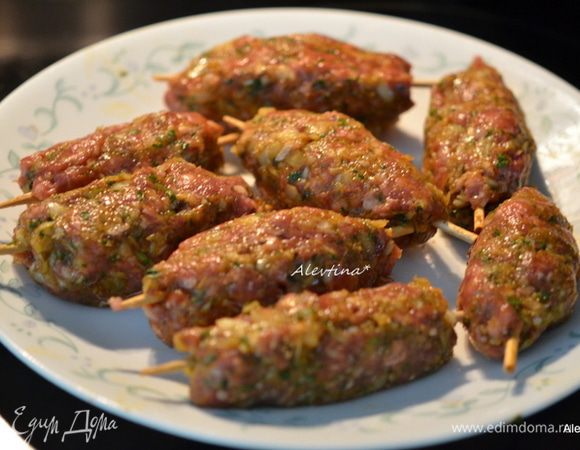 На деревянные палочки сформировать фарш в колбаску, чтобы палочка была внутри фарша, и так поступить с каждой порцией.