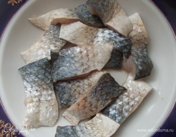 Филе рыбы порезать маленькими полосками.