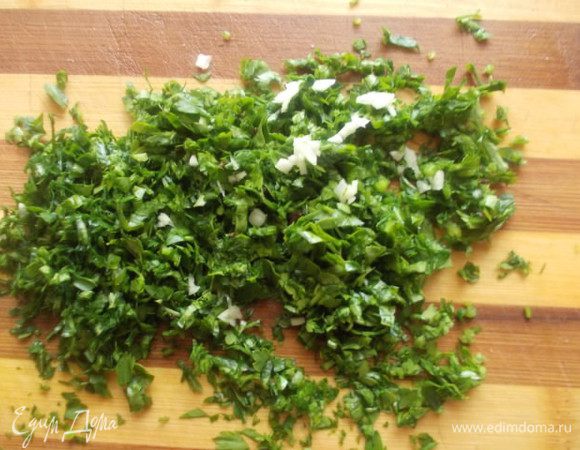 Зелень и чеснок измельчить мелко.