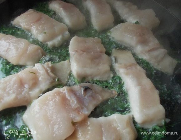 Когда рыбка немного побелеет, а это произойдет буквально через пару минут, нужно перевернуть.