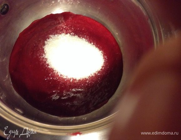 Клюкву пробить блендером, протереть через сито, сложить пюре в сотейник, добавить 2 ст. л. сахара, довести до кипения, проварить 5 минут, снять, дать остыть.