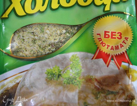 За 30 минут до конца варки я добавляю приправу, соль и лавровый лист. Состав приправы: семена укропа, кунжута, чеснок гранулированный, перец душистый, корица, петрушка. С этой приправой холодец становится каким-то особенным и очень вкусным :)