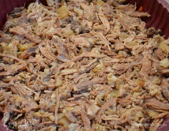 Аккуратно уложить мясо на овощи,ложкой слегка прижать. И аккуратно вылить бульон на мясо. Чтобы рисунок не размылся лучше лить на ложку. Убрать форму в холодильник до застывания.