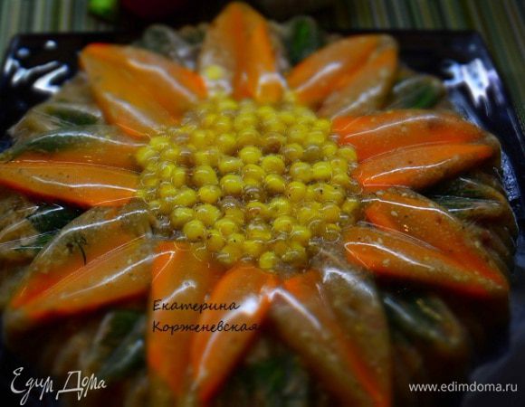 Застывший холодец достать из холодильника, накрыть блюдом и резко перевернуть. Можно подавать к столу :) Приятного аппетита!