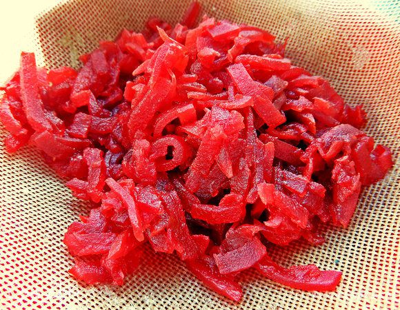 Свёклу я брала готовую тёртую,маринованную, у нас продают в банках для холодных супов, да и просто так хорошо подать к мясу, например! Или отвариваем и маринуем сами! Даём стечь от маринада.