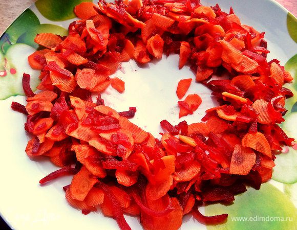 Высыпаем овощи в виде кольца на большой тарелке.