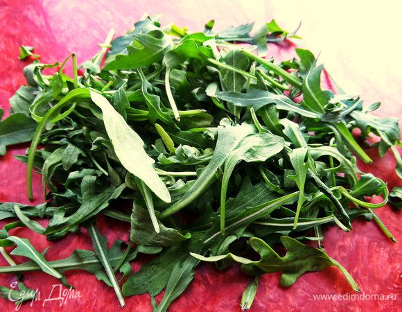 Рукколу делим на 2-3 части.