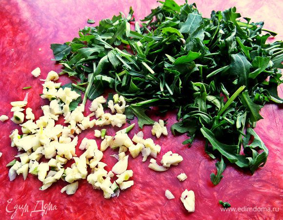 Чеснок измельчаем.