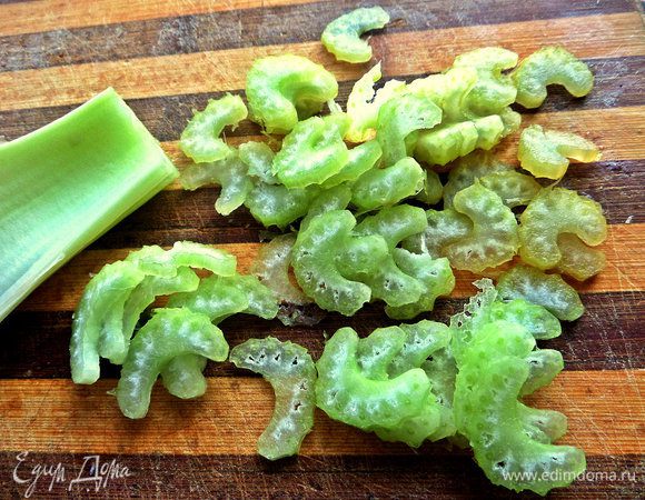 Сочный сельдерей тонко нарезать.