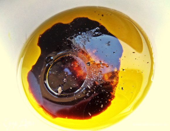 Смешиваем в пиалке всё для заправки. Можно добавить жидкий мёд.