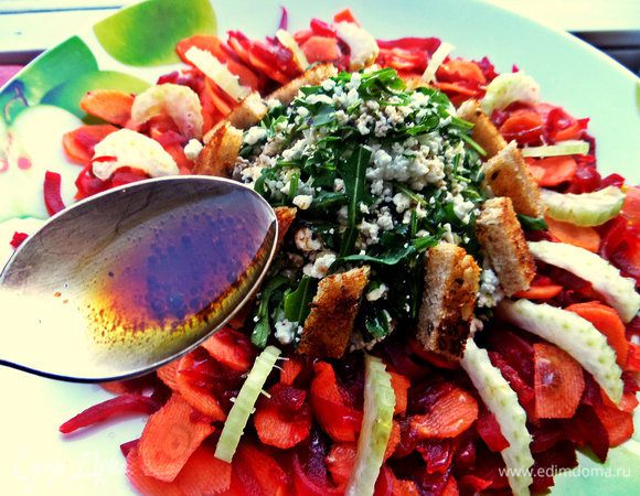 Поливаем с ложки заправку на салат.