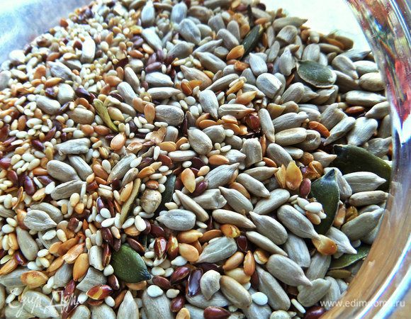 Посыпаем миксом из семечек: тыквенные, подсолнечные, кунжут двух видов, лён.