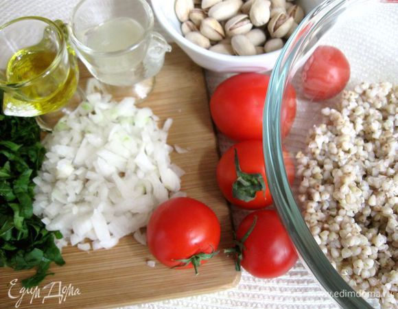 Зеленую гречку промыть, поместить в кастрюлю с водой, довести до кипения и варить на умеренном огне  до готовности (не разваривать), варить без соли.  Откинуть на сито, слегка промыть. Белый лук почистить, нарезать мелкими кубиками. Зелень (шпинат, лук зеленый) помыть, просушить, нарезать мелко. Чеснок выдавить через пресс.
