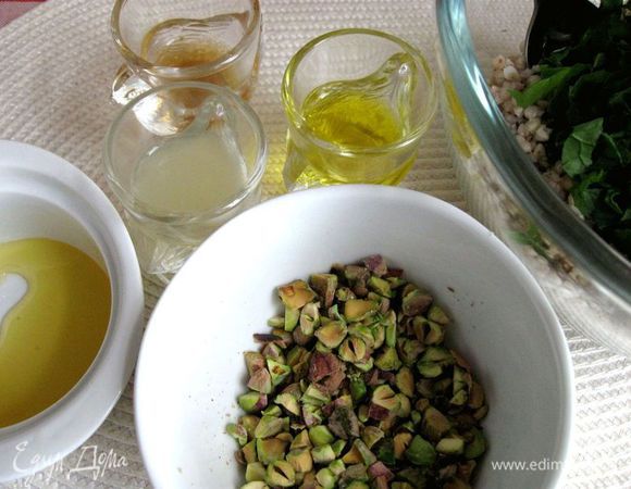 Фисташки почистить, нарезать ножом (кусочки средней величины). Если вы хотите, чтобы в салате вкус какого-то ингредиента чувствовался больше, то его надо нарезать кусочками большей величины, чем все остальные. Это общее правило для салатов.