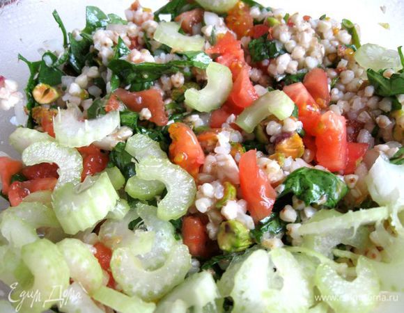 Помидоры помыть, бланшировать (поместить в кипяток на несколько минут, сделав крестообразный надрез у основания, снять шкурку), нарезать мелкими кубиками. Стебель сельдерея порезать.