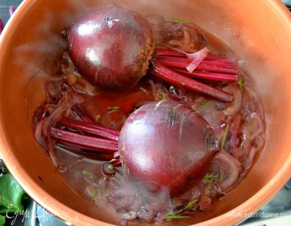 Затем добавить свеклу, "иголочки" розмарина, 1 ч. л. соли и подержать все на огне еще пару минут. Влить красный винный уксус и 4 ст. л. воды. Перемешать, накрыть крышкой и поставить в горячую духовку. Запекать около 45 минут, готовность проверить, проколов свеклу шпажкой.