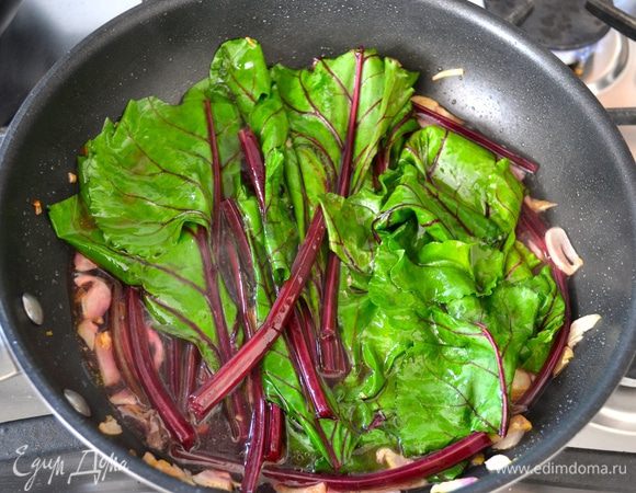 Тем временем приготовить ботву. Чеснок почистить и тонко нарезать. В сковороде разогреть оставшееся масло и обжарить, помешивая, чеснок до золотистого цвета. Добавить к чесноку ботву и влить воду (или белое вино!). Готовить на среднем огне, помешивая, пока листья не станут мягкими. Посолить и поперчить по вкусу.
