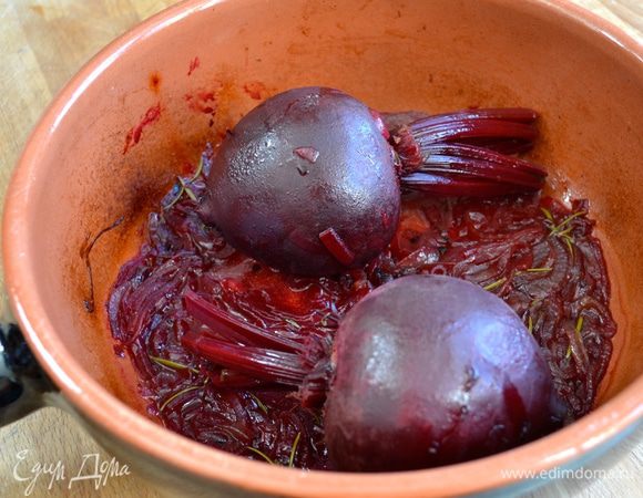 Через 45 минут готовая свекла стала такой.