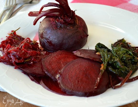 Готовую свеклу нарезать и перемешать с "соусом" из сковороды. Можно все это подать с тонко нарезанным сыром пекорино или пармезан. Мы так будем пробовать уже в следующий раз, а пока только свекла. В общем, возможно, не самое фотогеничное блюдо (в моем исполнении), но вкусно необыкновенно, поэтому не могла не поделиться. Буду рада, если рецепт кому-нибудь окажется полезным! 