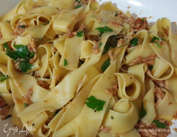 Соединяем папарделле с соусом, аккуратно перемешиваем и сразу же подаем.