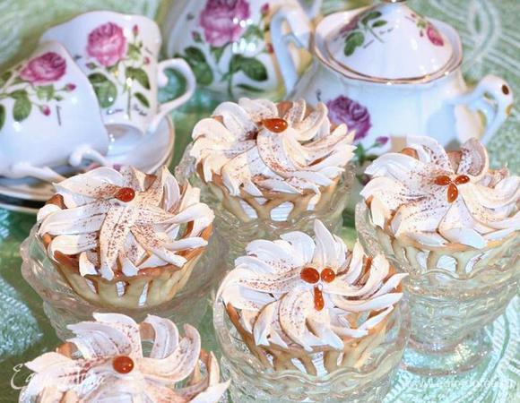 Получились вкусные корзиночки с карамельным кремом. Чем хорош крем - что и на следующий день он не потеряет своих вкусовых качеств будучи на столе или в холодильнике.