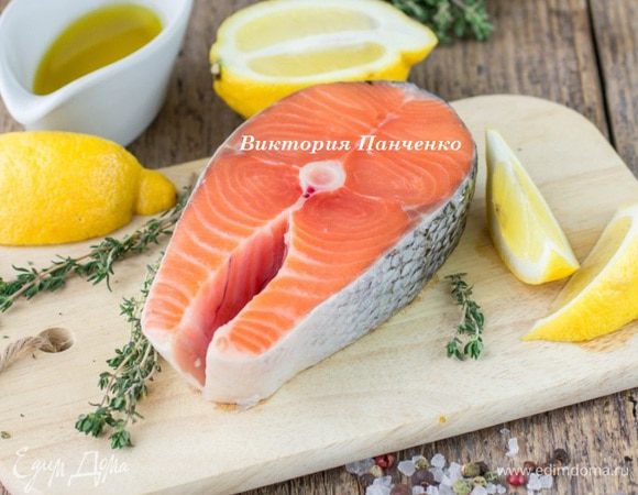 Рыбу помыть под холодной водой и хорошо обсушить при помощи бумажной салфетки.
 
Секрет №1. 
Если вы будете готовить  замороженные стеки, то предварительно  их  нужно разморозить на верхней полке холодильника в течение 3-4 часов. В этом случае рыба не развалится на части при жарке.

Я готовила именно замороженные стейки.