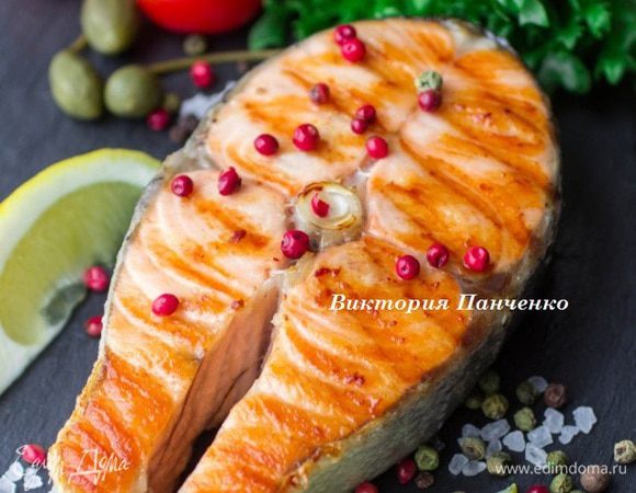 Подавать рыбу со свежими овощами, зеленью, оливками, каперсами и дольками лимона.