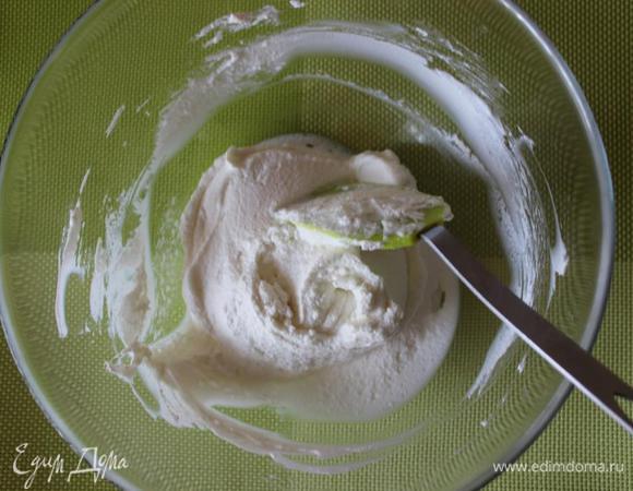 Поставить духовку разогреваться до 180 градусов. Рикотту протереть сквозь сито. 