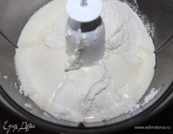 Яйца с сахаром взбить добела, добавить к ним оливковое масло, соль, натертую мелко цедру лимона, муку и рикотту. Тщательно вымешать. Тесто не должно быть жидким, но и не совсем плотным. 