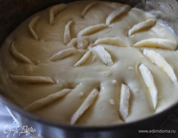 Форму (я брала разъемную 21 см) смазать маслом (дно я еще застелила пергаментом), выложить тесто, разровнять его и аккуратно вдавить порезанные некрупными дольками фрукты (у меня бананы). 
