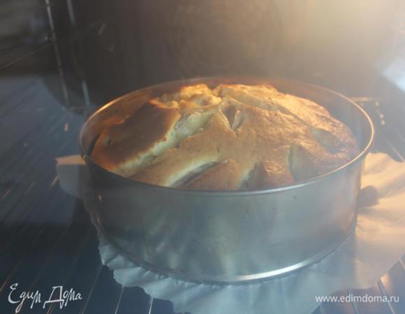 Поставить в разогретую духовку примерно 1 час. Пирог хорошо поднимается и источает обалденный аромат. Готовность проверить шпажкой. 
