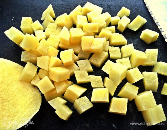 Картофель сырой нарезать на кубики.