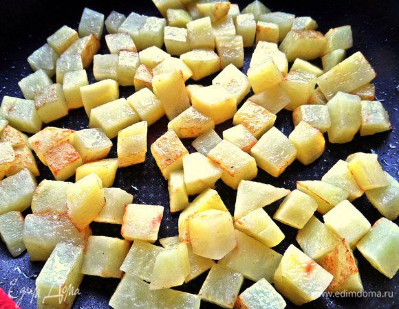 Обжарить равномерно в оливковом масле в сковороде,где будет готовиться омлет! Чуть присолить.