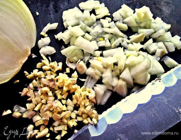 Лук, чеснок измельчить.