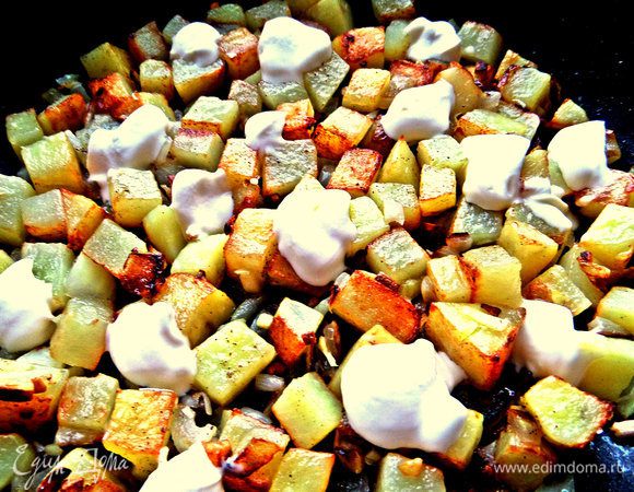 Когда будет готово, нанести ложечкой густую сметану островками.