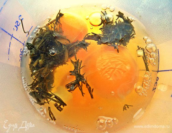 Яйца 4-6 шт. взбить с укропом (у меня солёный, поэтому соль не добавляла) в шейкере.