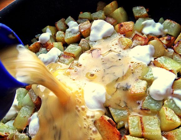 Вылить в сковороду омлетную массу.