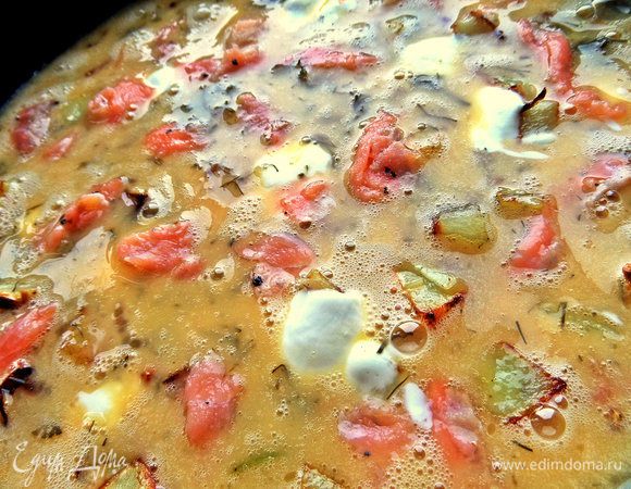 Сверху положить кусочки копчёного лосося.