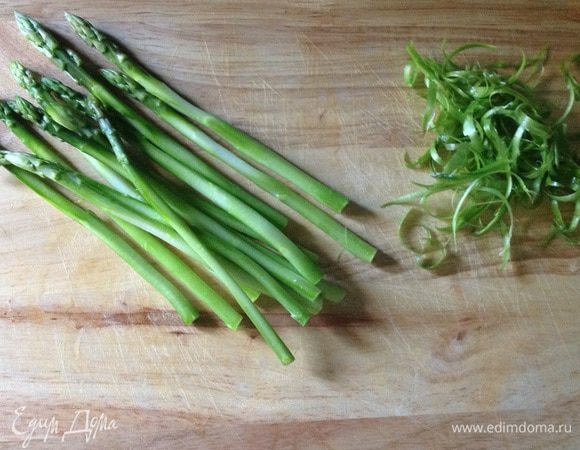 Очистить спаржу овощечисткой. Если используете не молодую спаржу, тогда необходимо отрезать жесткие концы стеблей 1-1,5 см. Кидаем стебли в кипящую подсоленную воду и провариваем 3 минуты.