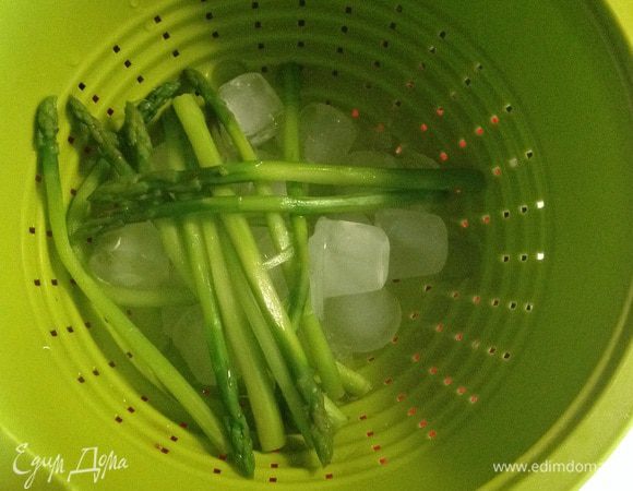 После перекладываем спаржу на лёд, чтобы она сохранила свой красивый зелёный цвет.