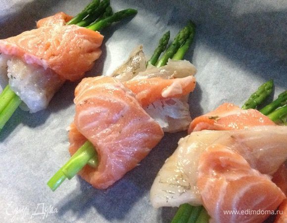 Противень застилаем бумагой, выкладываем наши рыбные рулетики и сбрызгиваем оливковым маслом. Ставим в разогретую духовку до 200С на 5 минут (для образования корочки, при этом соки все сохраняются внутри), а потом уменьшаем температуру до 170С и запекаем еще минут 10-15.