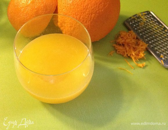 Готовим соус: с одного апельсина натираем цедру, затем выжимаем сок с 2-х апельсинов, 2/3 сока ставим в сотейник на огонь и нагреваем. Добавляем цедру. В оставшемся соке растворяем крахмал и вводим в соус, размешиваем и варим до закипания, соус должен загустеть.
